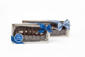 Kuchen in einer Schachtel mit einer blauen Schleife und einem blauen Sticker "Schatz Konditorei Salzburg""