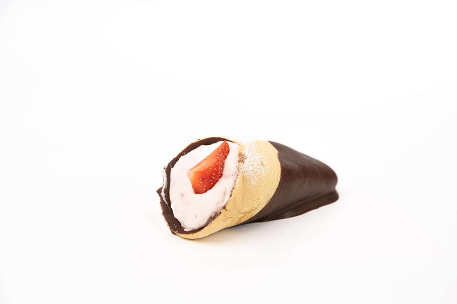Eine Schaum-Erdbeer-Schokolade-Rolle